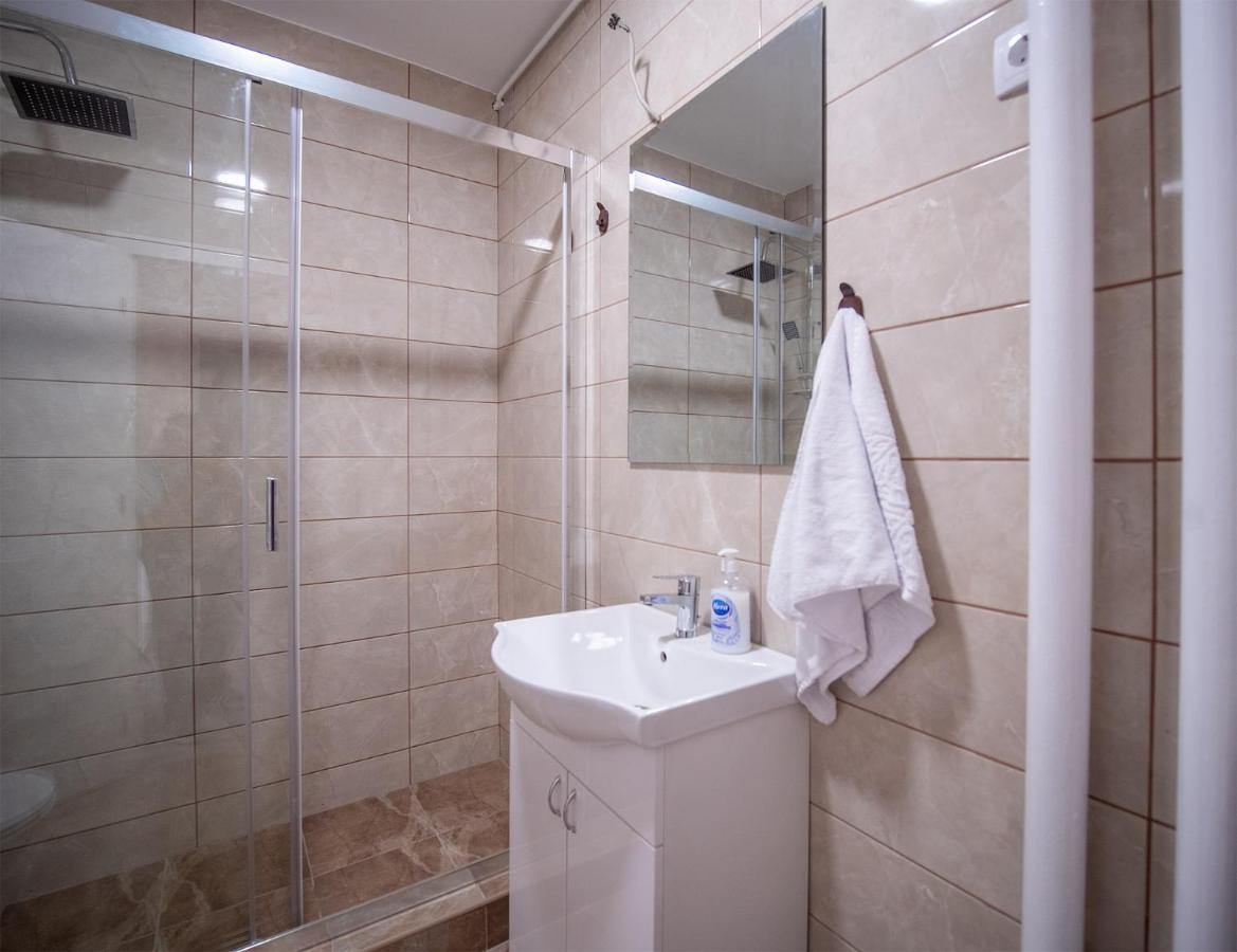 Apartman Sara Lägenhet Novi Sad Exteriör bild