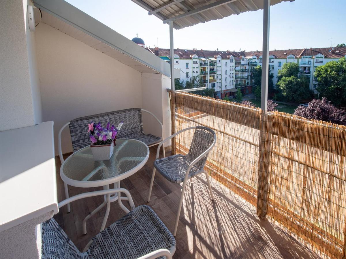 Apartman Sara Lägenhet Novi Sad Exteriör bild
