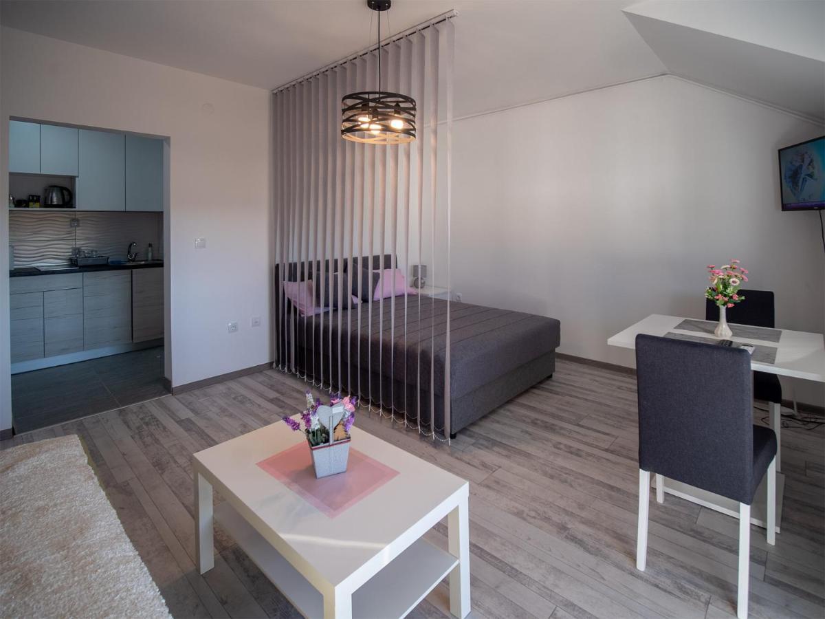Apartman Sara Lägenhet Novi Sad Exteriör bild