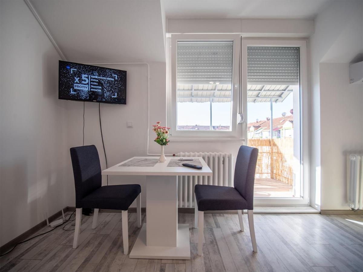 Apartman Sara Lägenhet Novi Sad Exteriör bild