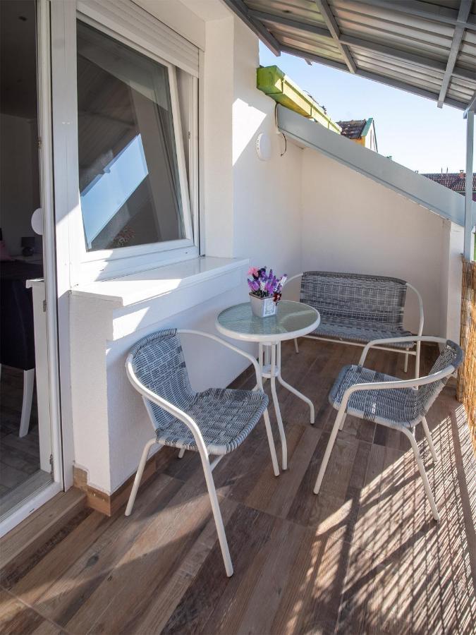 Apartman Sara Lägenhet Novi Sad Exteriör bild